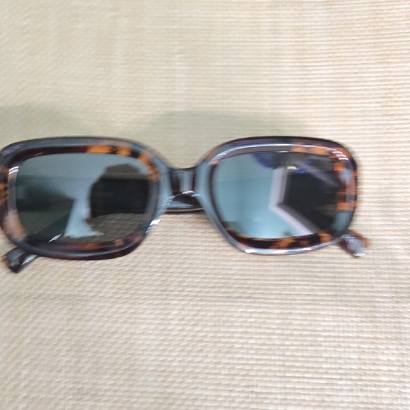 Chic Tortoise Shell Sunglasses NWOT - Picture 7 of 8
